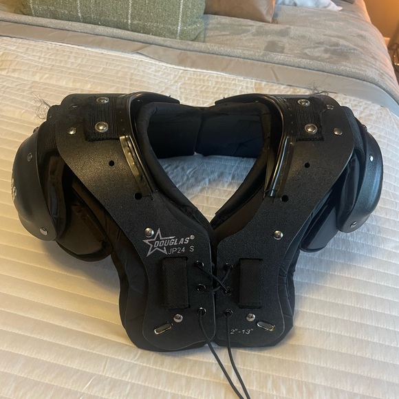 Youth Douglas JP24 Jr Football Shoulder Pad - Picture 1 of 4